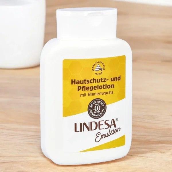 Die Emulsion zieht schnell ein, ohne einen fettigen Film auf der Haut zu hinterlassen. Spendet der Haut Feuchtigkeit und hilft, sie vor dem Austrocknen zu schützen.